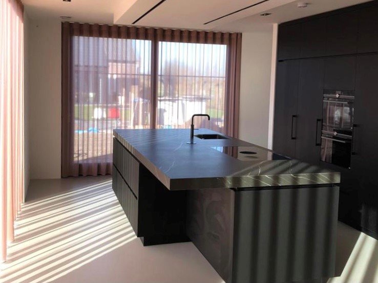 vouwgordijnen-raamdecoratie-jaloezieën-tjkinterior-maatwerkmeubels-gordijnen-bamboe-raamstyling-interieur-styling-advies-interieruadvies-chivasso-Kobe-Hollandhaag-maatwerk-keuken