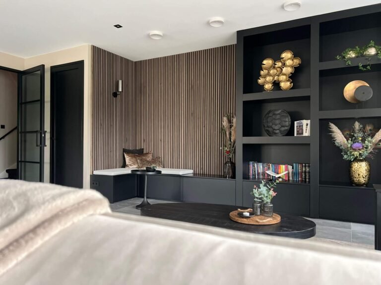 maatwerk-vakkenkast-accessoires-woodslats-nieuwbeijerland-tjkinterior-books-goud-leopardvase-interieurstyling-tjksignature