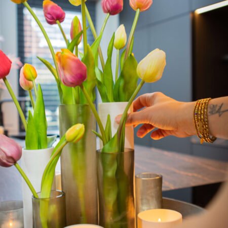 bombyxx-medina-vase-sfeerimpressie-keuken-tulpen-exclusiefingericht-tjkinterior