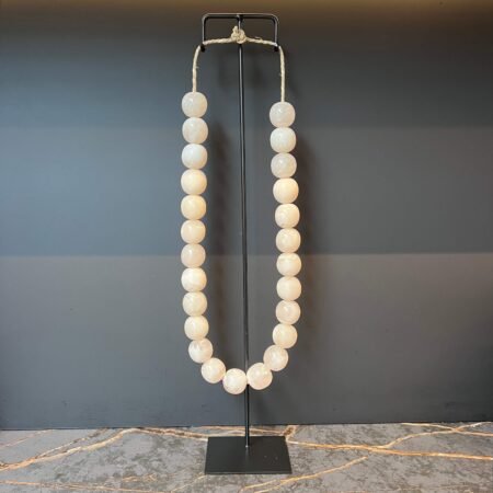 ornament-ketting-op-standaard-yasmin-tjkinterior