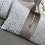 brons-kussen-intens-ecru-stone-tjkinterior