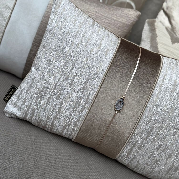 brons-kussen-intens-ecru-stone-tjkinterior