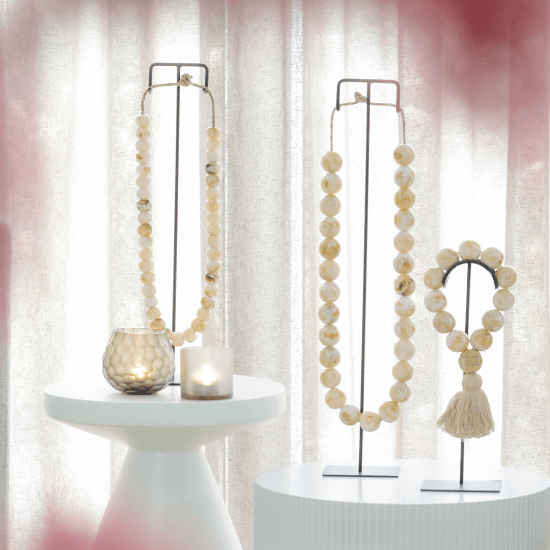 ketting-la-beige-op-standaard-set-tjkinterior