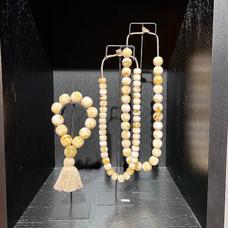 kralen-ketting-op-standaard-beige-tjkinterior
