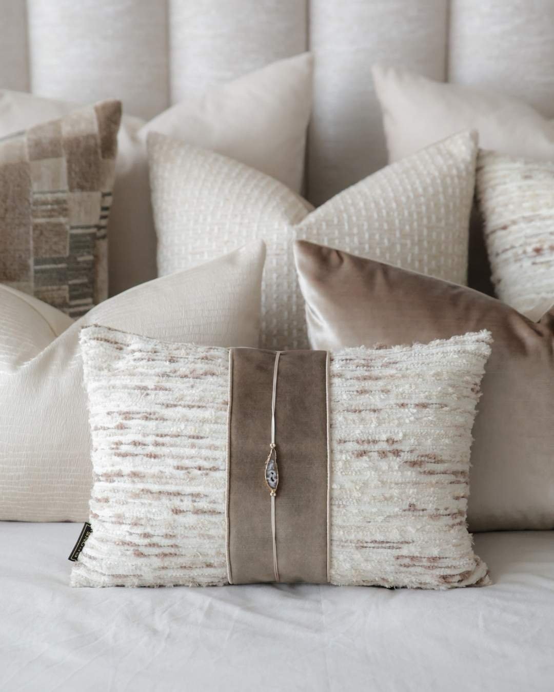 brons-kussen-nala-stone-cloe-tjkinterior